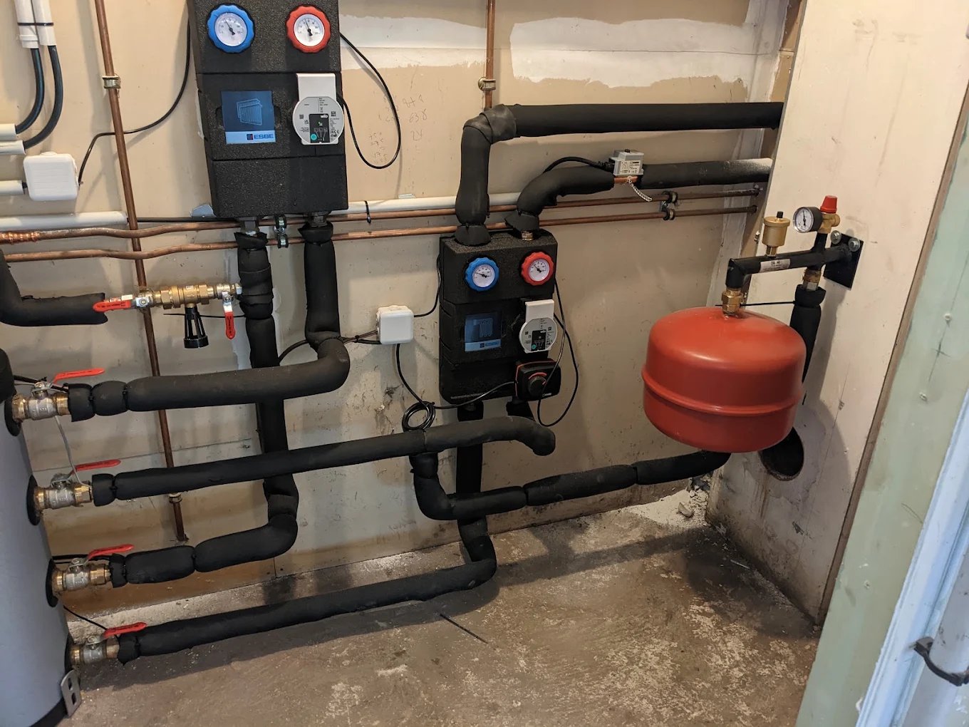 Chaufferie avec circuits de chauffage, modules hydrauliques et vase d'expansion