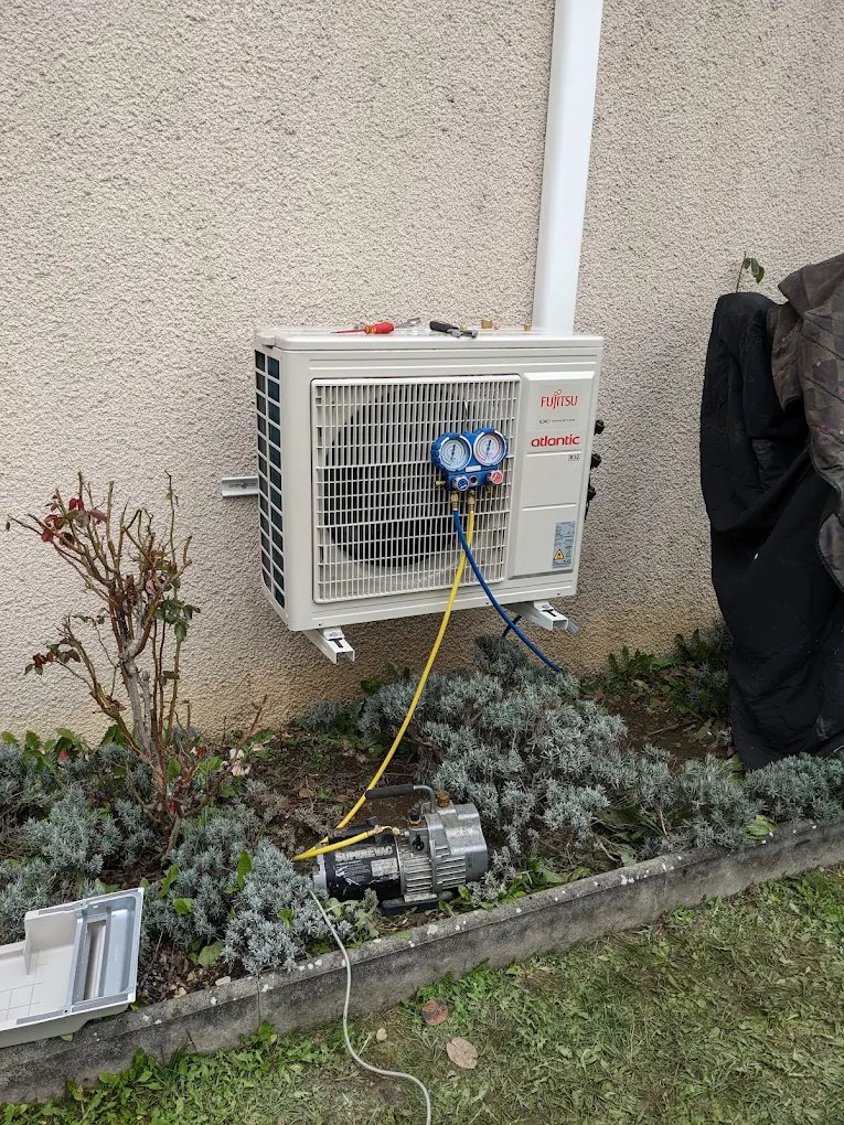 Unité extérieure de climatisation en cours de mise en service