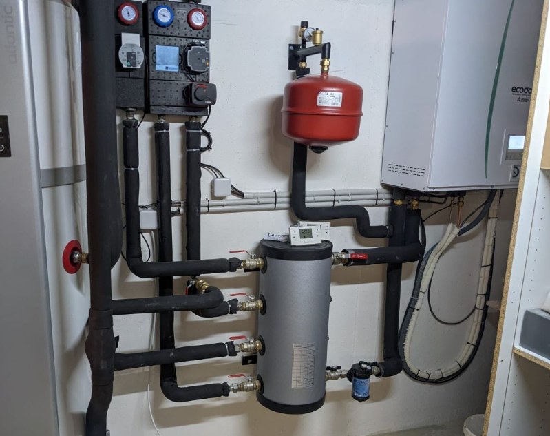Pompe à chaleur air/eau installée par ECO SERVICES avec ballon tampon et circuits de chauffage